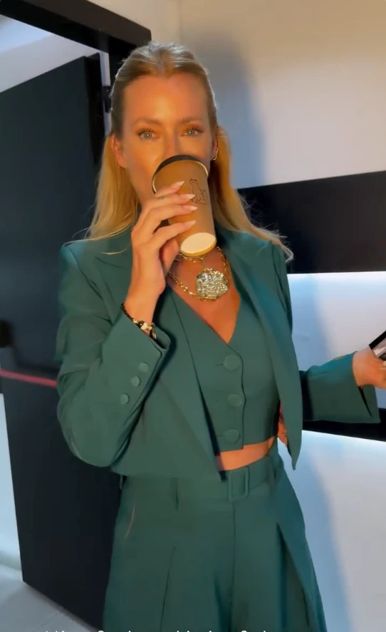 Nicole Neumann mostró la versión más sensual de un look sastrero