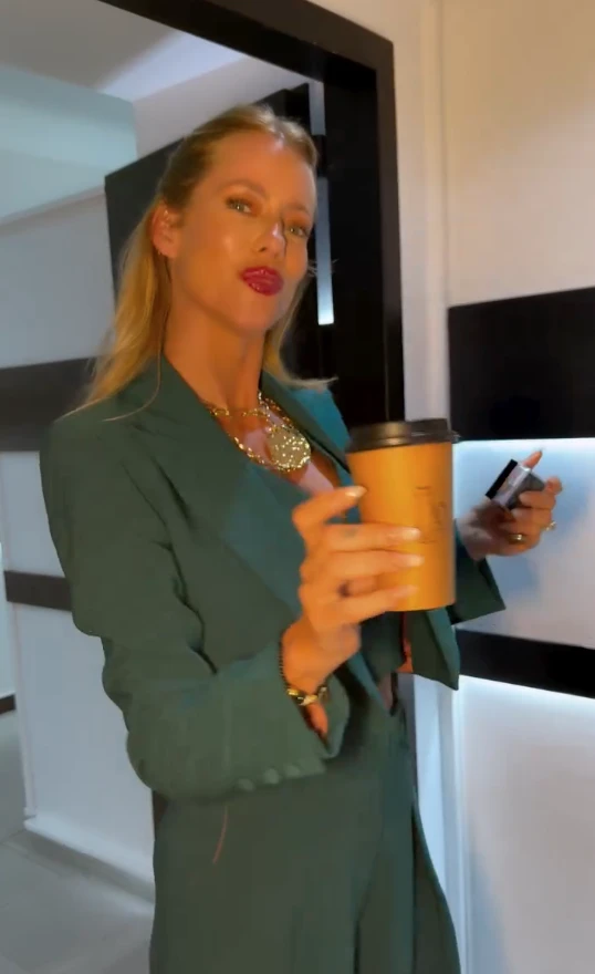 Nicole Neumann mostró la versión más sensual de un look sastrero