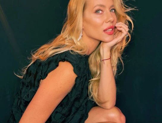 Nicole Neumann mostró la versión más sensual de un look sastrero