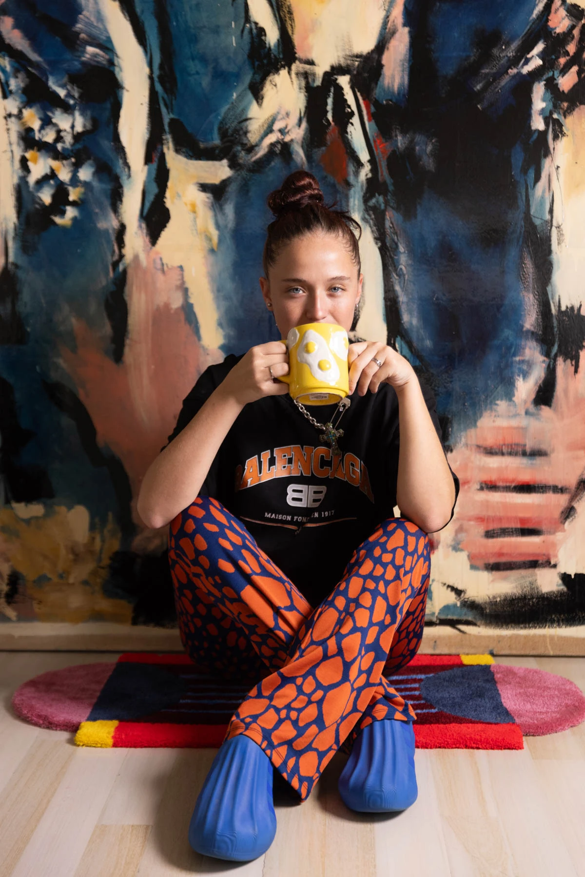 Jesus frente a un gran cuadro de arte abstracto: lo único que se llevó de la casa de sus padres.