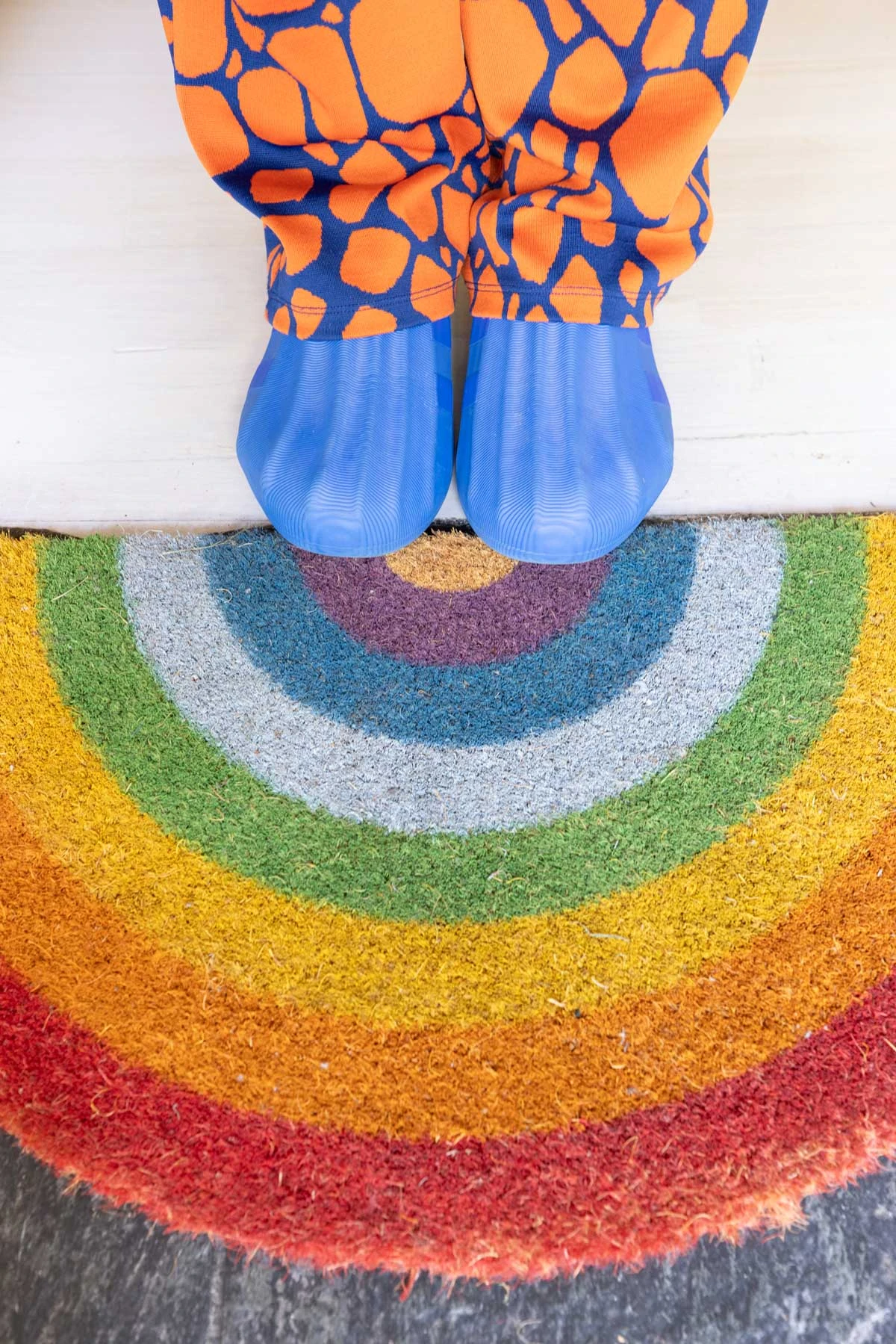 La alfombra arcoíris que da la bienvenida al universo personal de Jesus Albarracin.