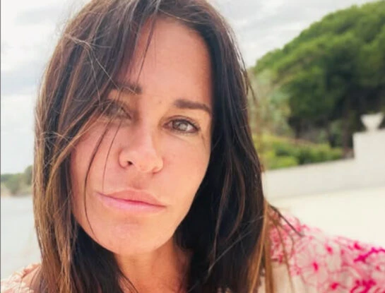 Carolina Baldini brilló en Sevilla con un vestido flamenco rojo: así fue su look en la tradicional Feria española