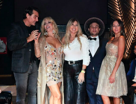 Las fotos del desfile de Claudia Arce en el que Graciela Alfano y Karina Jelinek brillaron en pasarela