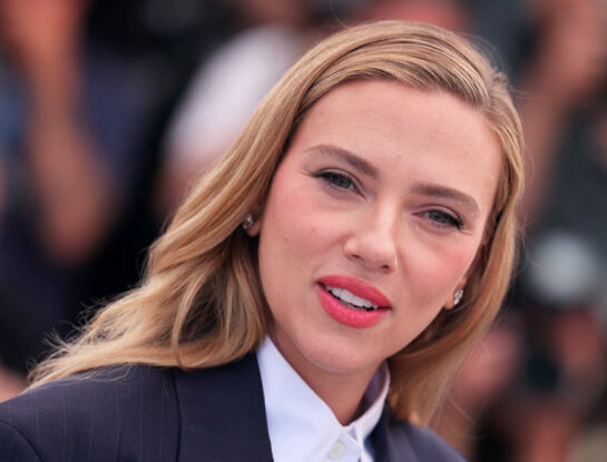 Scarlett Johansson adoptó el look preppy y marcó tendencia en Cannes