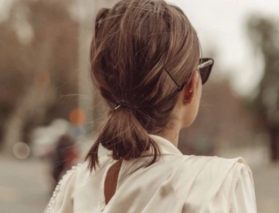 Peinados fáciles y chic para controlar el pelo en días de lluvia y humedad