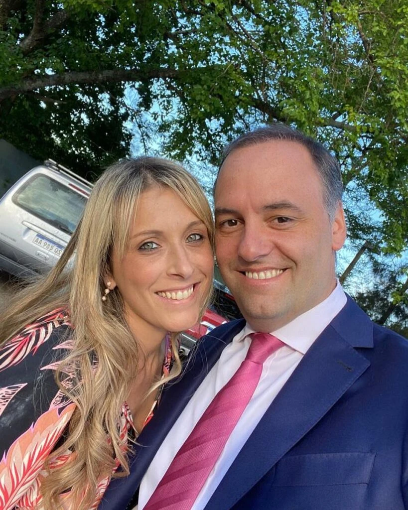 Manuel Adorni y Bettina Angeletti