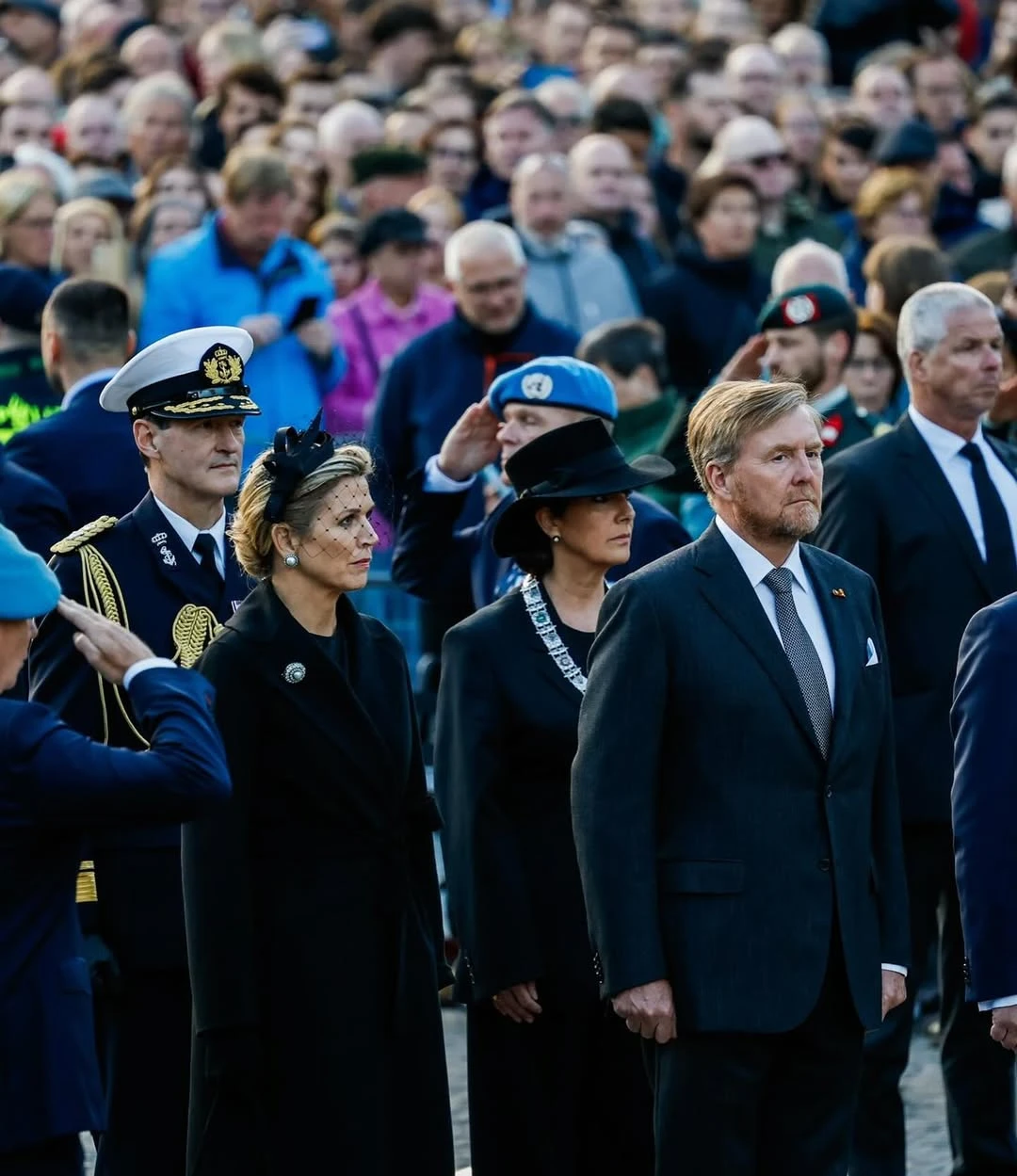 La royal llevó un elegante abrigo de Max Mara. Fotos: IG. 