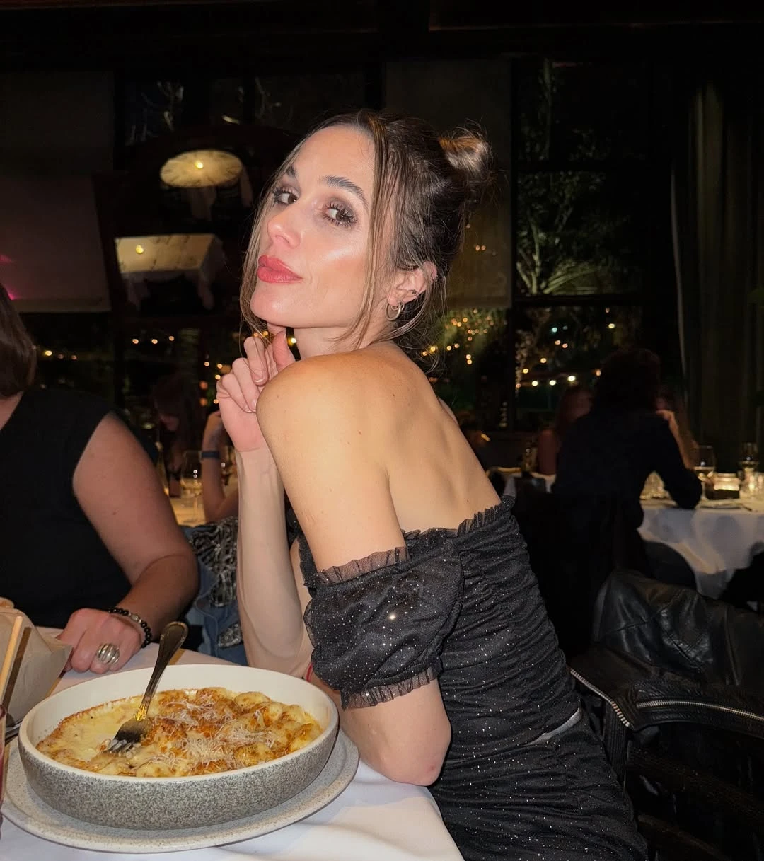 Bonelli lució un vestido negro con brillos. Fotos: IG.