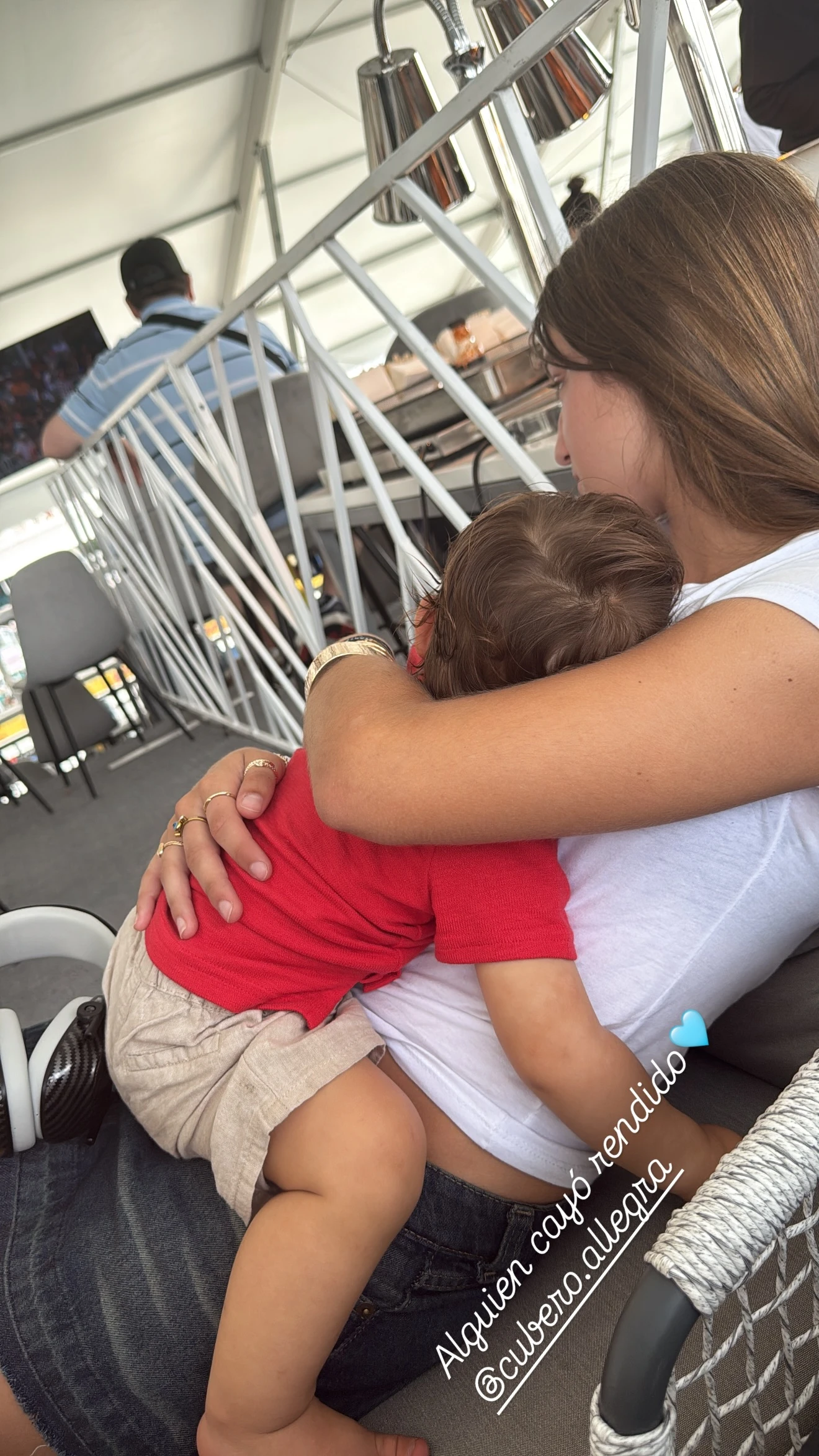 Los hijos de Nicole Neumann descansando durante la carrera. Fotos: IG. 