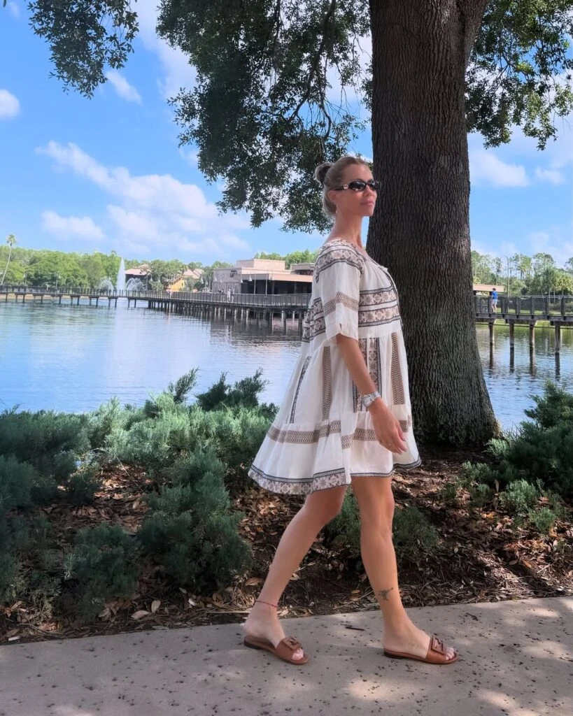 Nicole Neumann marca la tendencia del verano 2026: llevó un mini vestido hippie chic