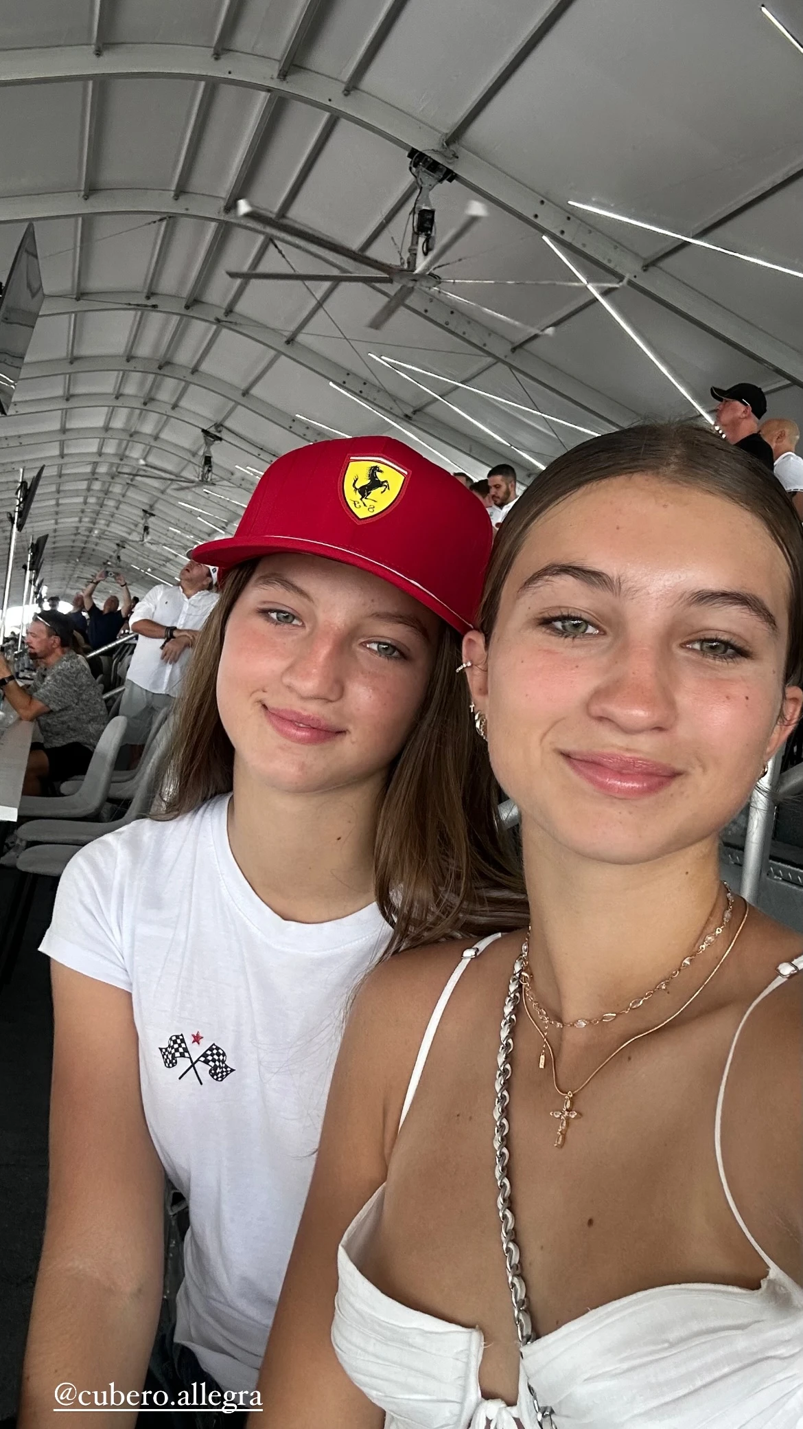 Indiana junto a Allegra Cubero. Fotos: IG. 