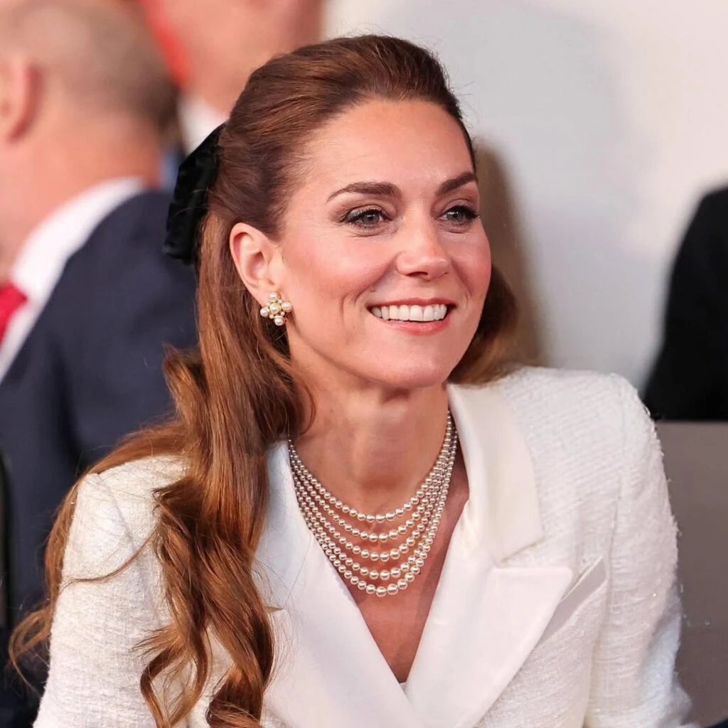 Kate Middleton apostó al blanco y brilló con un outfit de inspiración retro
