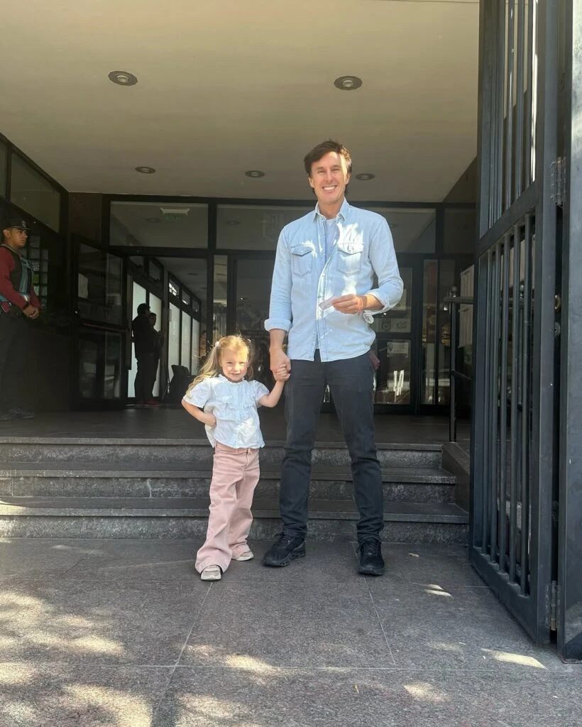 Roberto García Moritán fue a votar junto a su hija Anita. Foto: IG.