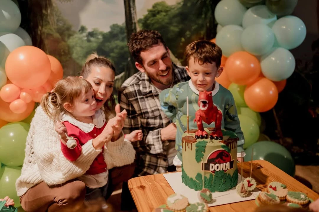 Noelia Marzol y Ramiro Arias junto a sus hijos. Fotos: IG.