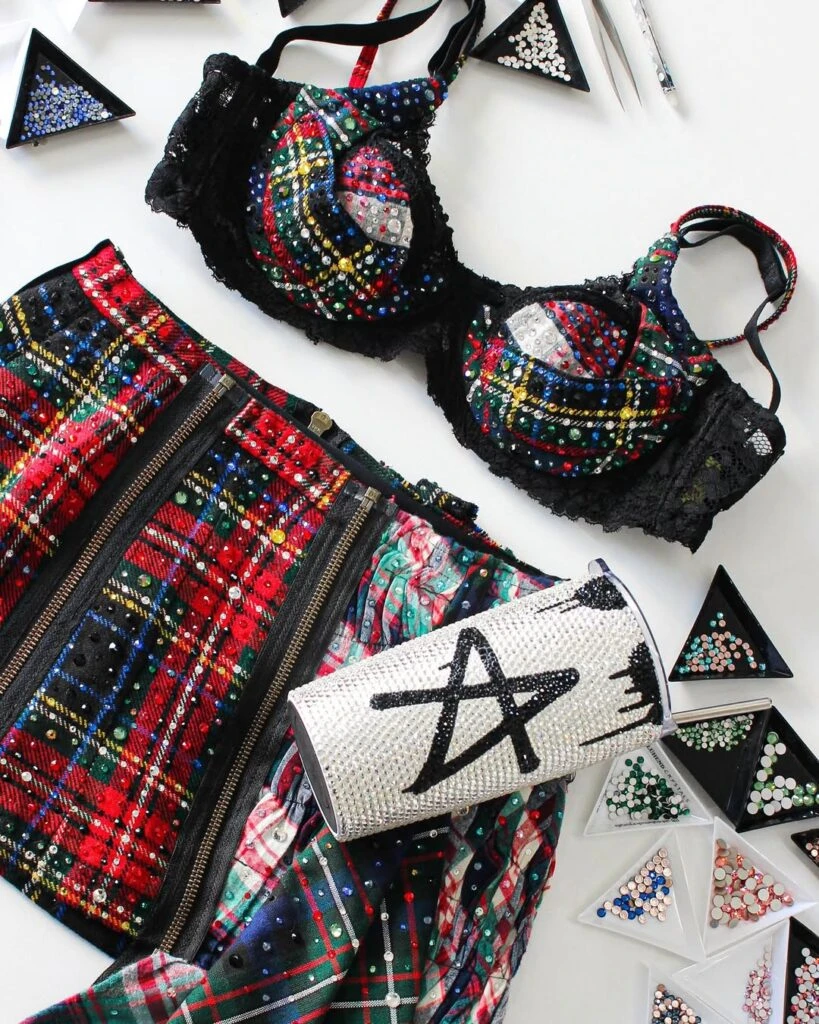 Quiénes estuvieron detrás de los looks de Lali en Vélez: la mirada de la influencer de moda Sereinne