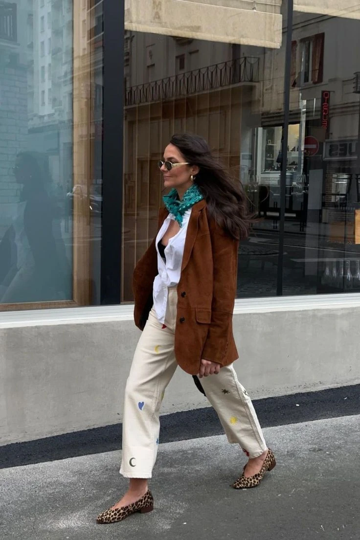 Cómo llevar el corderoy, el tejido más trendy que se impone desde Europa