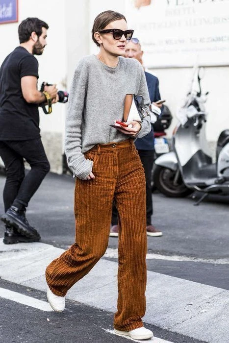 Cómo llevar el corderoy, el tejido más trendy que se impone desde Europa