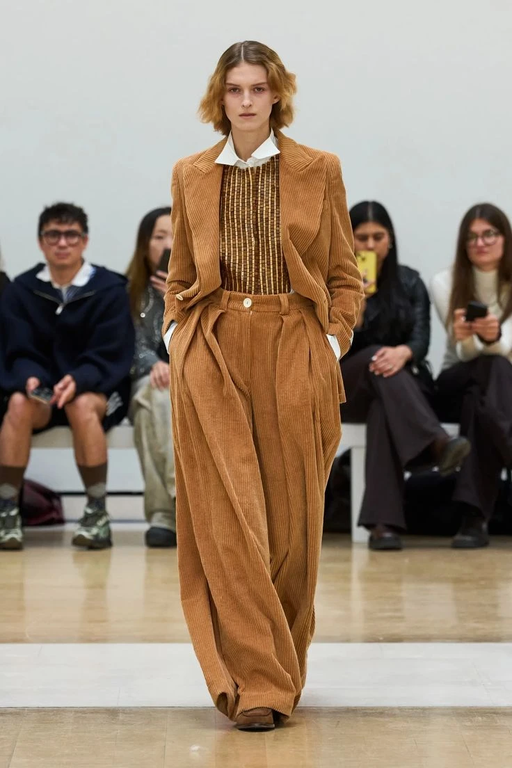 Cómo llevar el corderoy, el tejido más trendy que se impone desde Europa