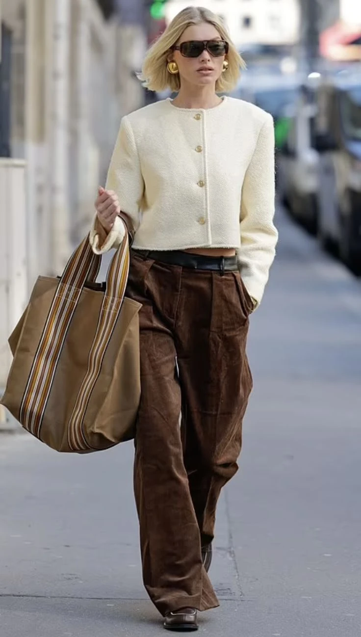 Cómo llevar el corderoy, el tejido más trendy que se impone desde Europa