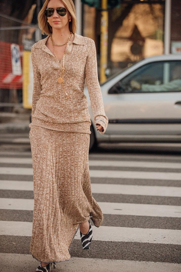 looks del street style con conjuntos de punto