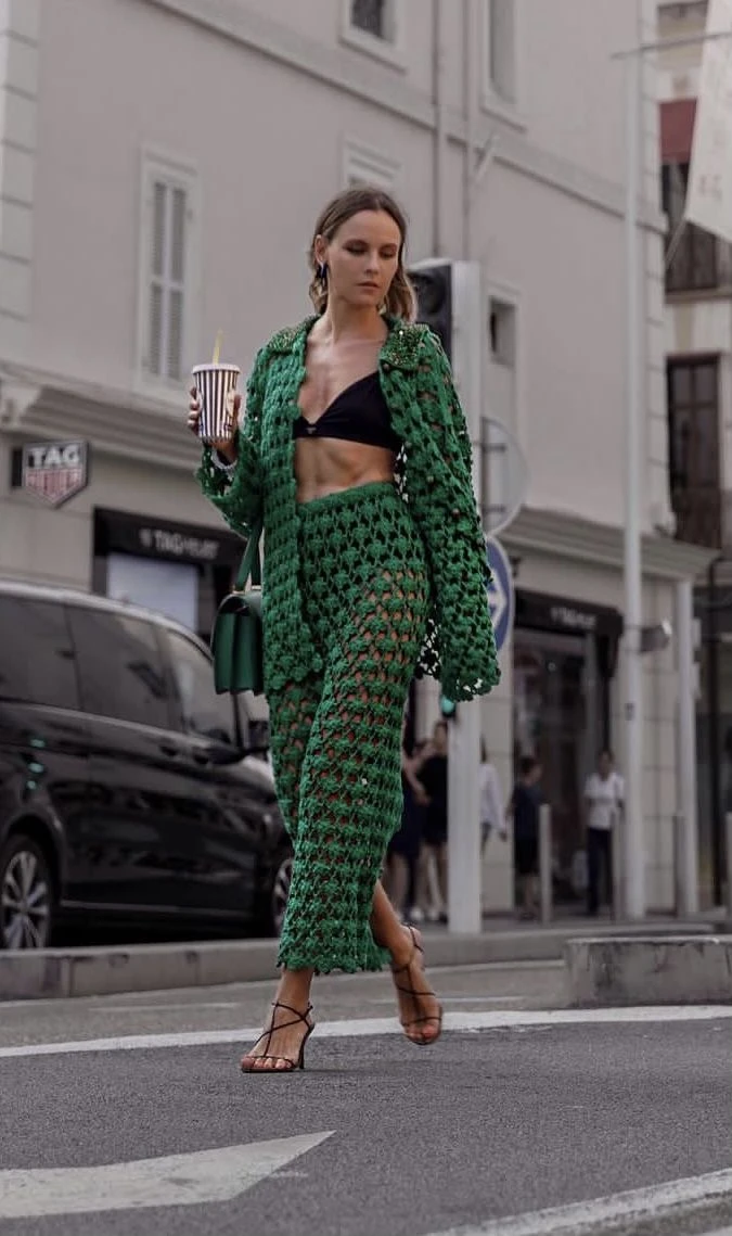 looks del street style con conjuntos de punto