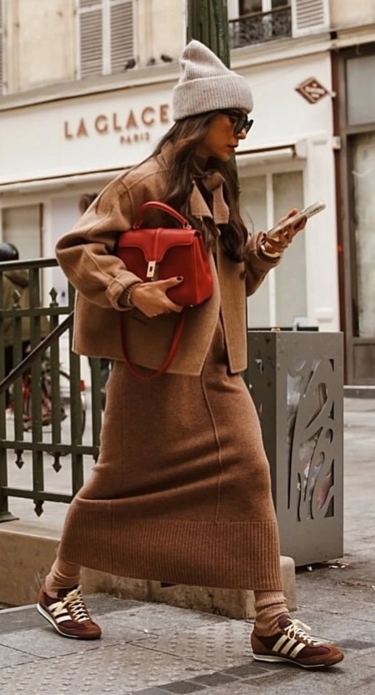 looks del street style con conjuntos de punto