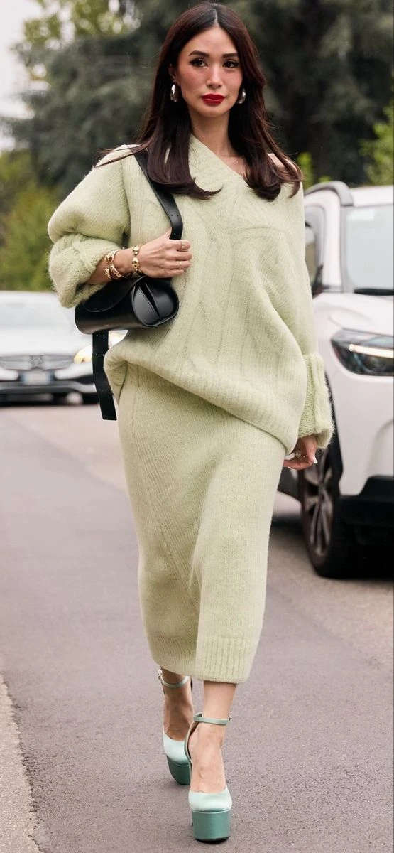 looks del street style con conjuntos de punto