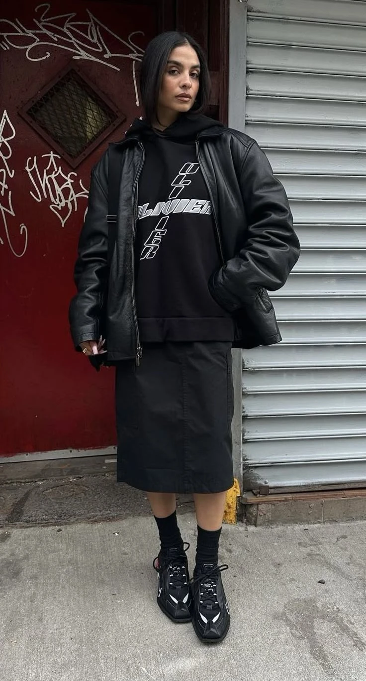 looks total black del street style 2025