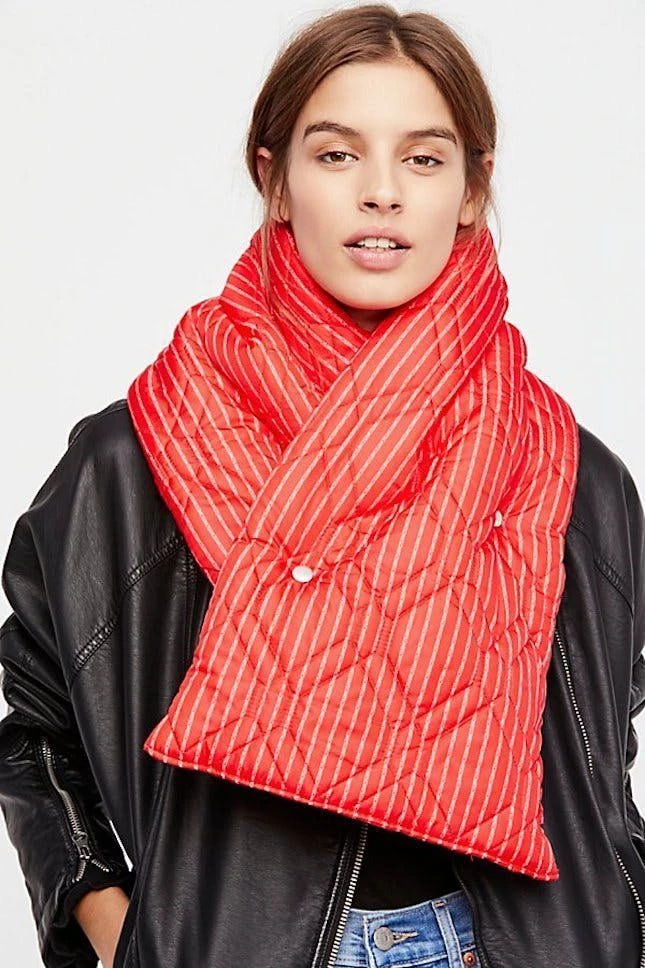 qué son las puffer scarves que se imponen este invierno 2025