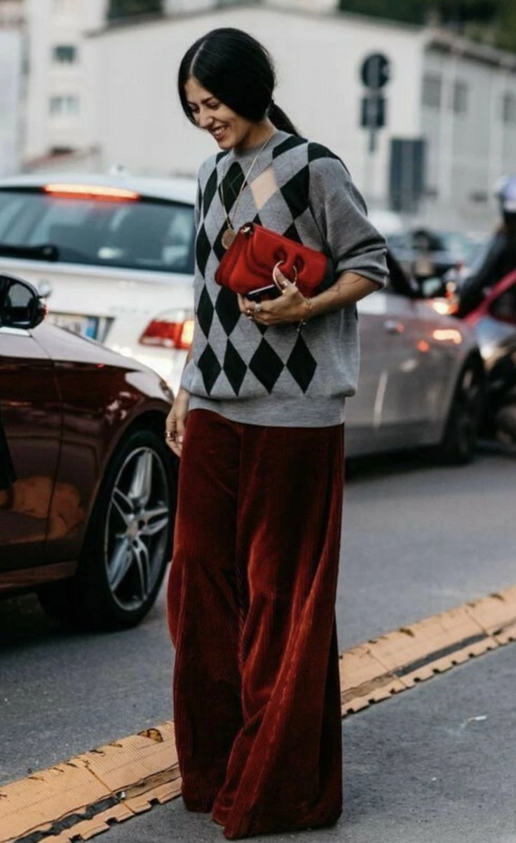 Cómo llevar el corderoy, el tejido más trendy que se impone desde Europa