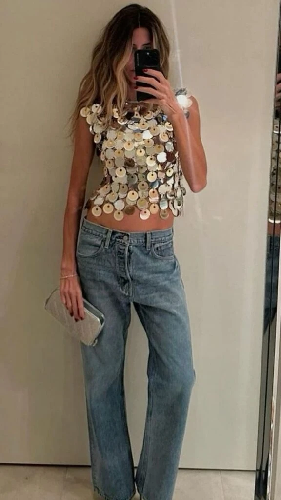 Combinar las lentejuelas con denim es una gran idea.