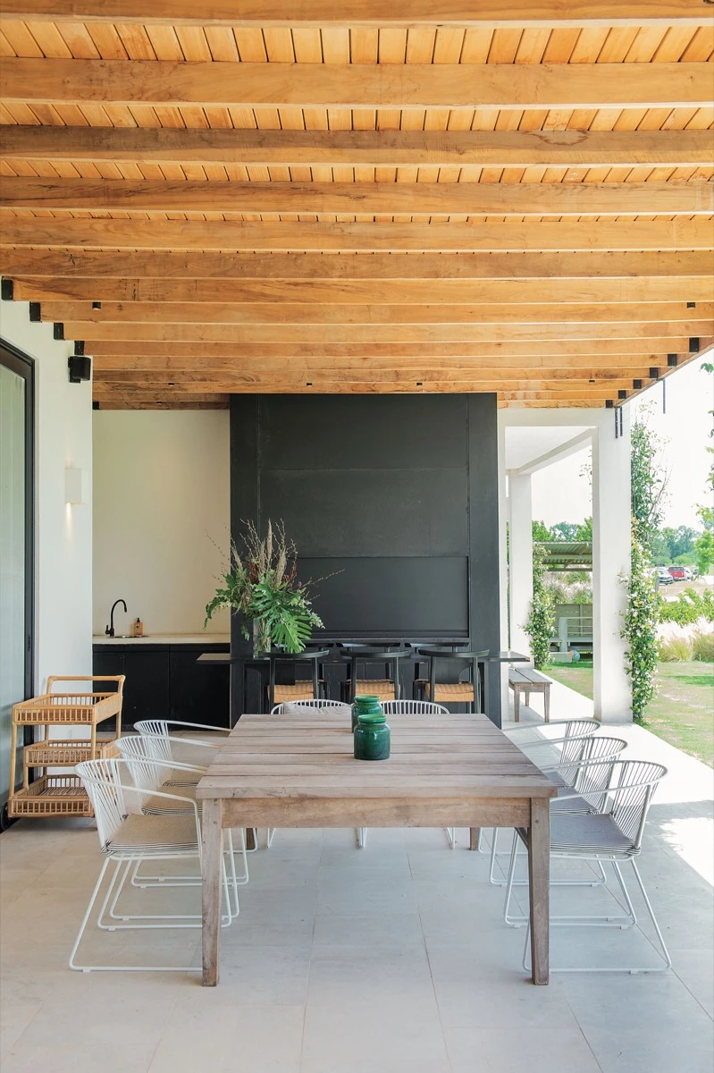 La galería, súper estrella de una casa que celebra el aire libre y la luz natural. 