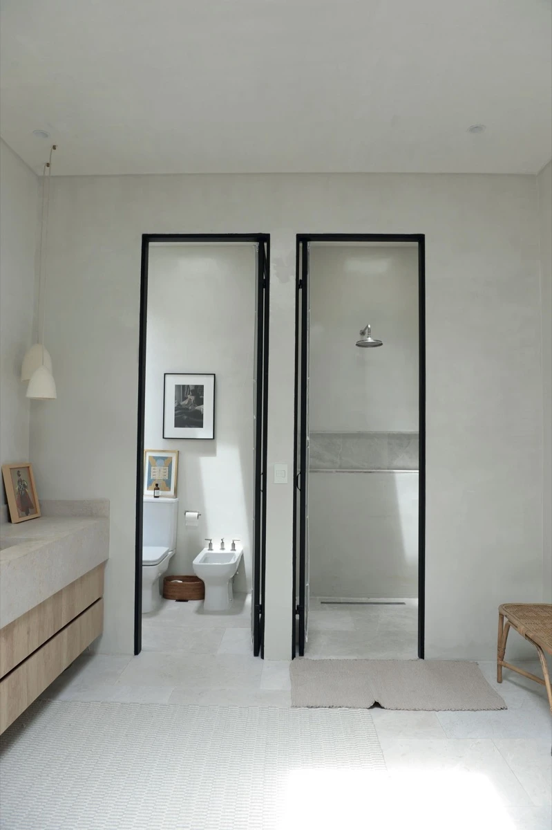 Simetría y confort en el baño del dormitorio principal. 