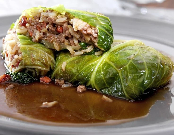 Cómo hacer rollitos de repollo rellenos de arroz y carne: una receta liviana, sabrosa y casera