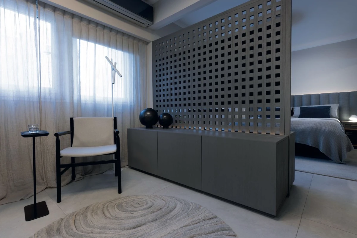 Un mueble separador es la clave del diseño del dormitorio principal.