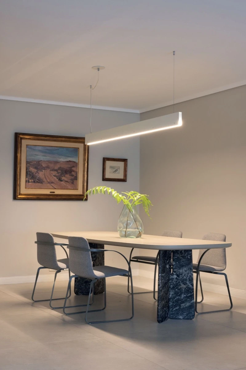 Luminaria (@imdi.iluminacion) + florero (@herbario.ba): dos toques de luz y color.