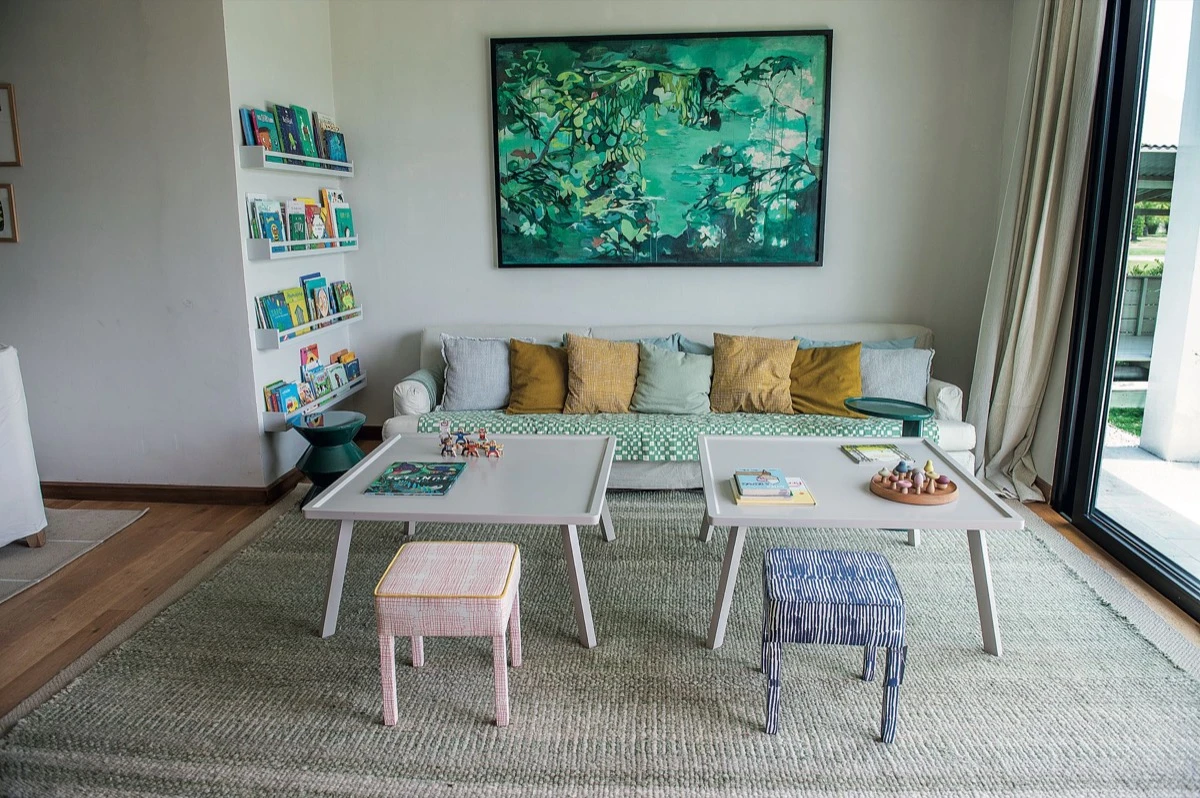 Mesas ratonas laqueadas y banquitos (Somos Frontera).  