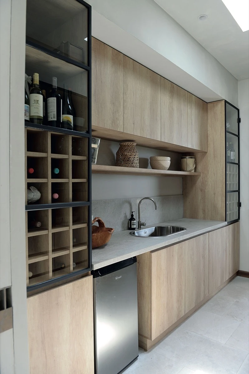 La paleta sobria resalta la pureza de las líneas arquitectónicas y los materiales naturales. 