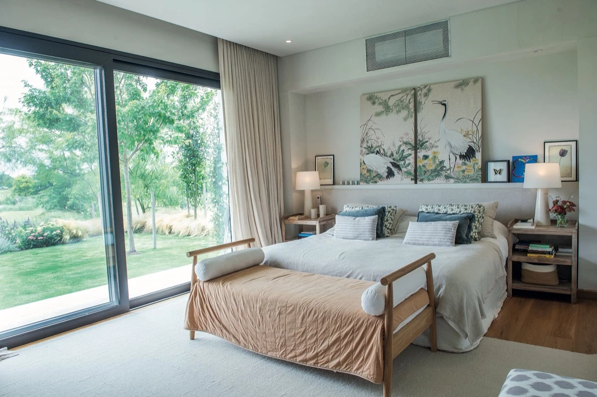 La habitación principal con vista al jardín y la vegetación. 