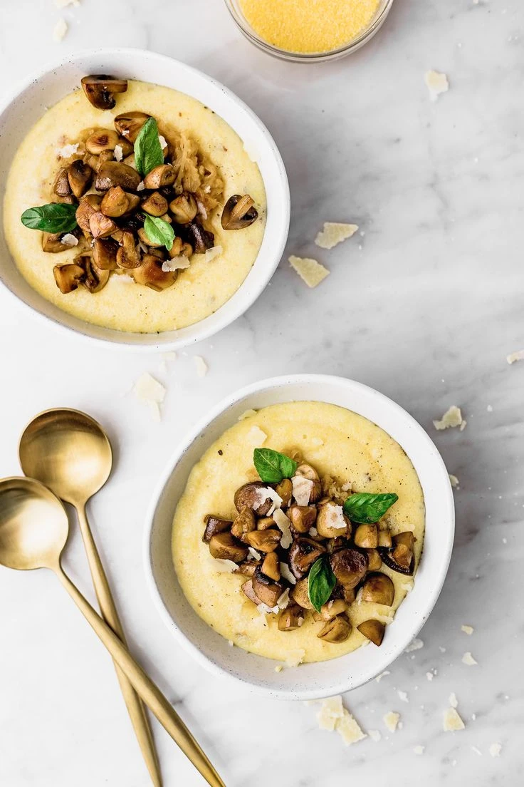 Polenta cremosa con hongos: receta fácil, veggie y perfecta para el frío