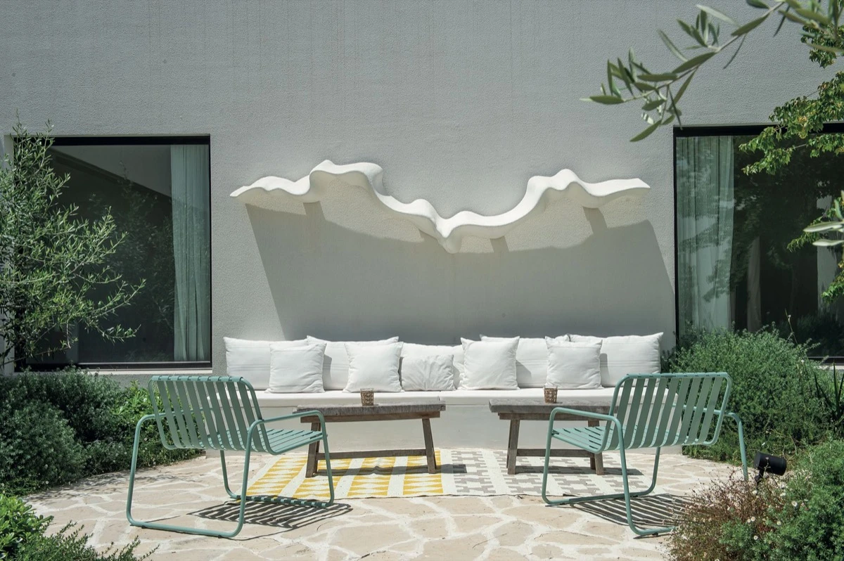 Cálida y moderna, una sala de estar en el exterior de la casa. 