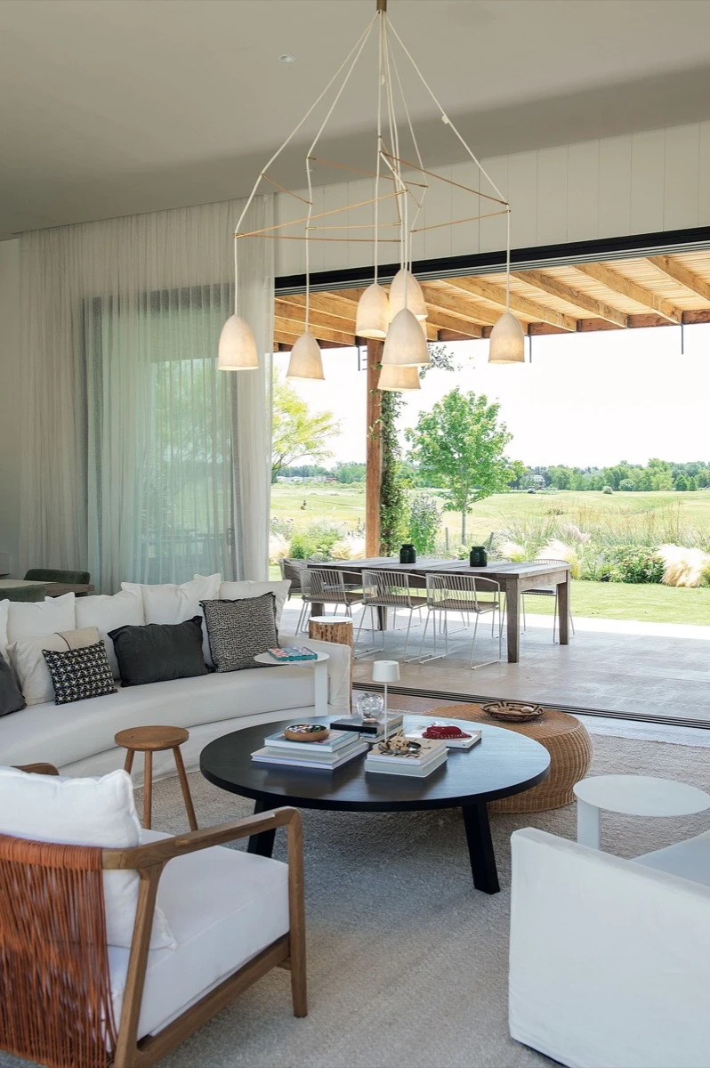 Un espacio de la sala de estar integrado a la galería. 