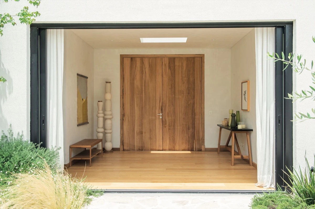La puerta propone amplitud y conexión entre el interior y el exterior. 