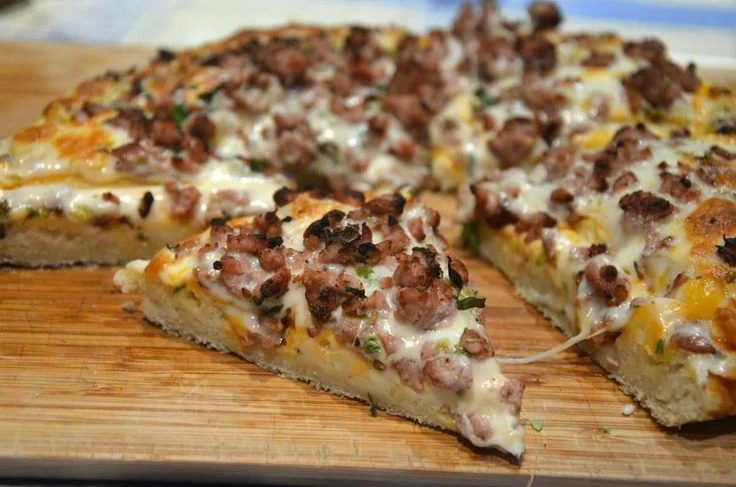 pizza con carne mechada y cebolla caramelizada