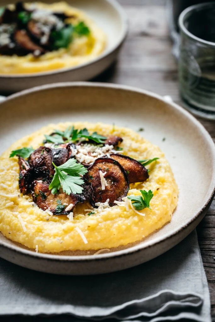 Polenta cremosa con hongos: receta fácil, veggie y perfecta para el frío