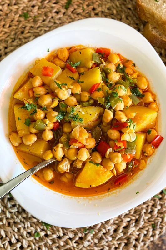 Estofado veggie con garbanzos, batata y espinaca