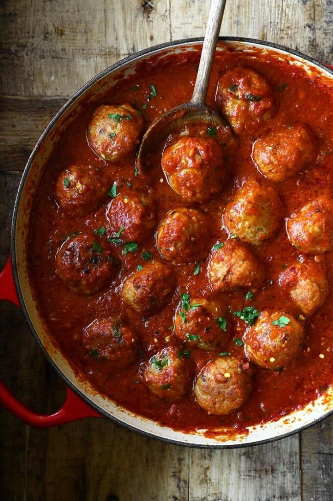 Albóndigas caseras en salsa picante