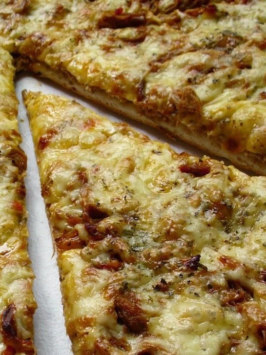 pizza con carne mechada y cebolla caramelizada