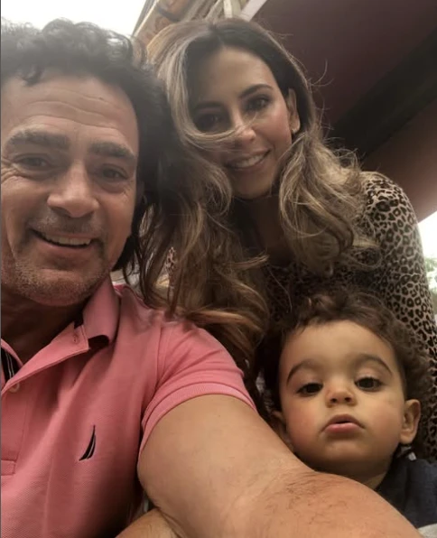 Guillermo Pérez Roldán junto a su ex mujer y dos de sus hijos