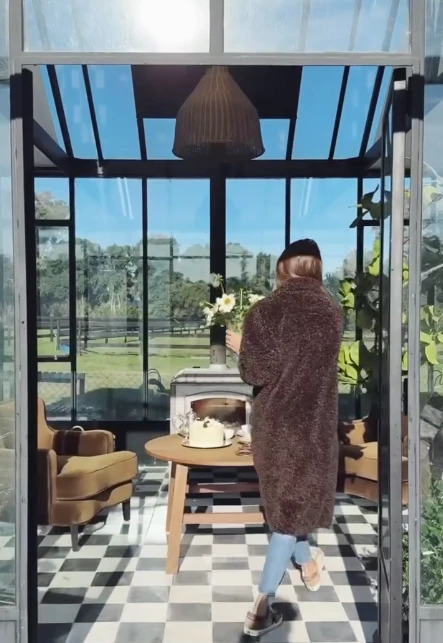 El tapado de peluche marrón chocolate de Juliana Awada